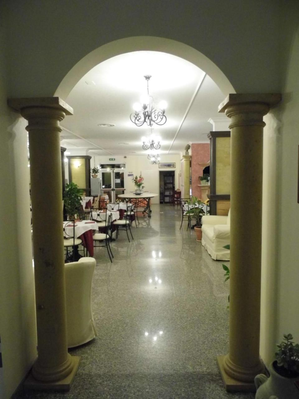 เลอ เนเรดี โฮเต็ล เรสซิเดนซ์ Hotel ลามัดดาเลนา ภายนอก รูปภาพ